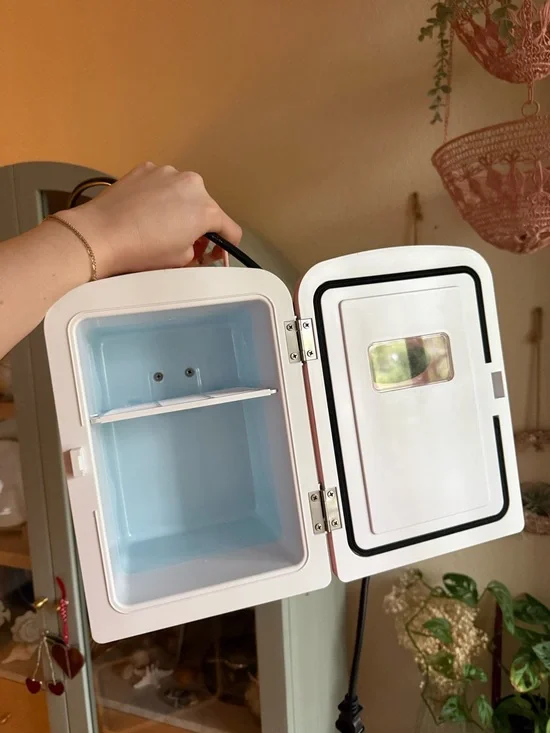 Pink Mini Retro Fridge - Picture 4 of 4